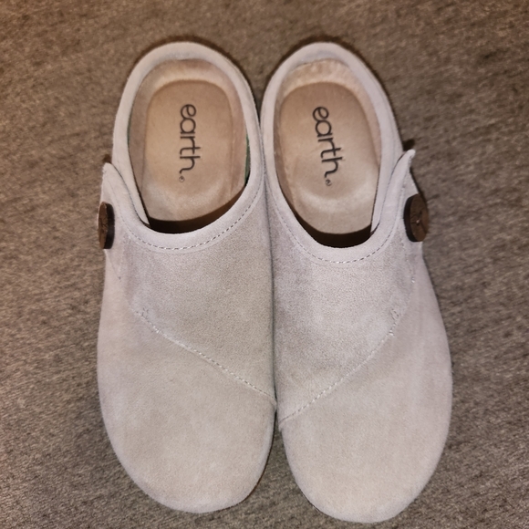 Earth Shoes - Earth Ezra2 Tan Suede Slip-On Clogs